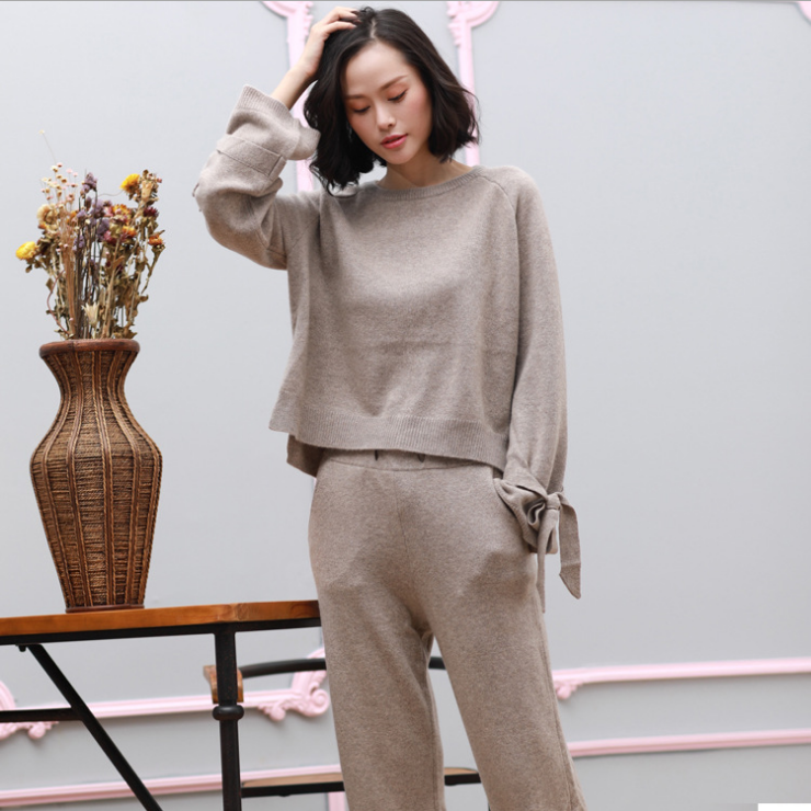 A-two-piece-cashmere-sweater-with-bow (2).png