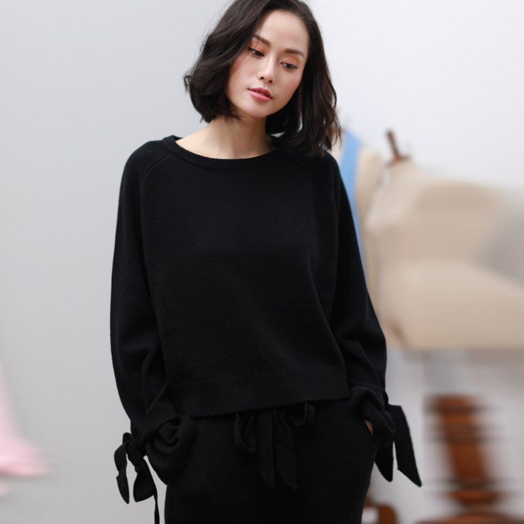 A-two-piece-cashmere-sweater-with-bow (4).png